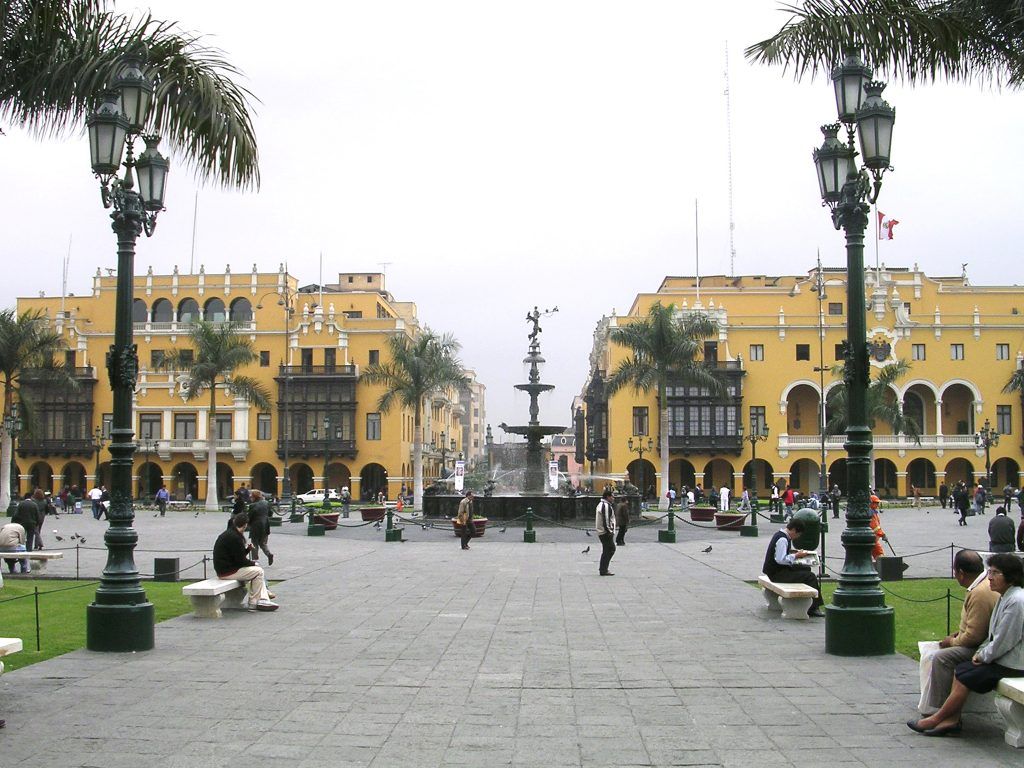 Square_in_Lima_Peru_01